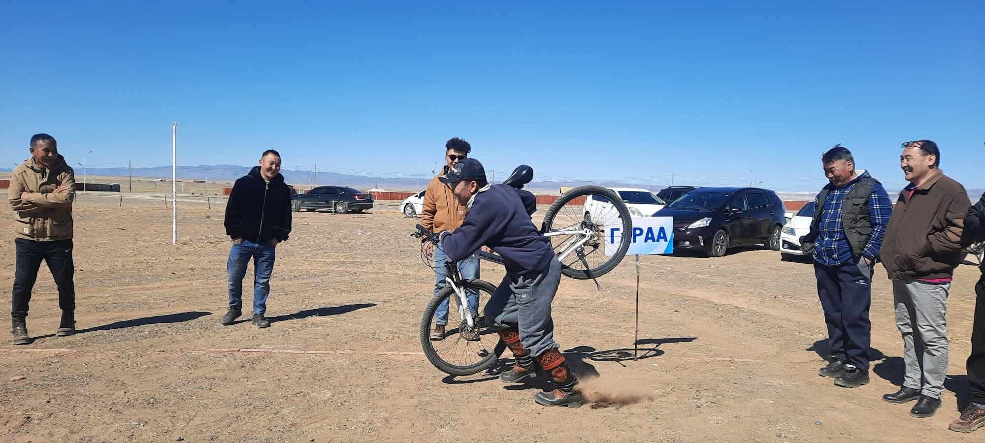 Монгол цэргийн баярын өдөрт зориулсан буухиа тэмцээн 